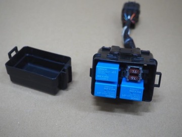 SKŘÍŇKA POJISTEK PUMPY PODTLAK. MITSUBISHI OUTLANDER III FACELIFT 2.4 PHEV