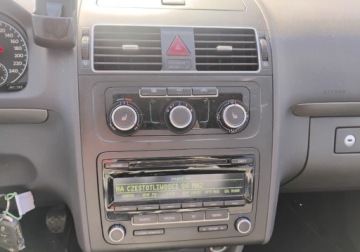 Volkswagen Touran II 1.6 TDI 105KM 2012 Volkswagen Touran 2012r, 1.6 TDI. Lekko przetarte boki. Jezdzi. 1.6 Diesel, zdjęcie 14