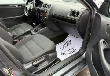 Volkswagen Jetta VI Sedan 1.2 TSI 105KM 2013 Volkswagen Jetta Salon Polska. Serwis ASO Czujniki 1.2 Benzyna 105KM, zdjęcie 16