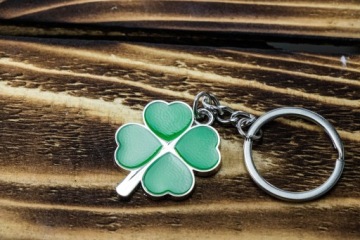 Брелок с ГРАВИРОВКОЙ для подарка клевера
