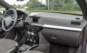 Opel Astra H Cabrio 1.8 ECOTEC 140KM 2007 Opel Astra 1,8 (140KM) Lift 168 tys.km. 1.8 Benzyna 140KM, zdjęcie 9