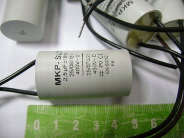 KONDENSATOR ROZRUCHOWY DO SILNIKA 2,5uF 450V PL