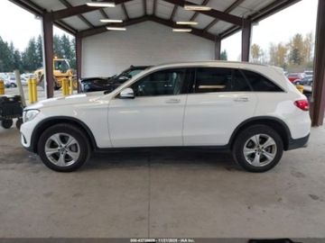 Mercedes GLC C253 2018 Mercedes-Benz GLC 300 4Matic 2018 2.0L 2.0 Benzyna 241KM, zdjęcie 2