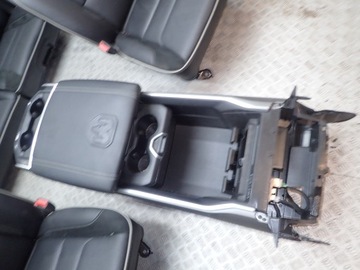 RAM 1500 V 19R< СИДЕНЬЯ, СИДЕНЬЯ, КОЖАНЫЕ СТОРОНЫ