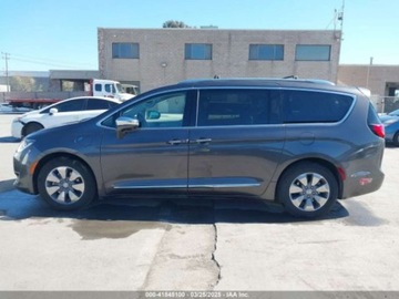 Chrysler Pacifica II 2017 Chrysler Pacifica Hybrid Platinum 2017 3.6l 3.6 Hybryda 260KM, zdjęcie 2