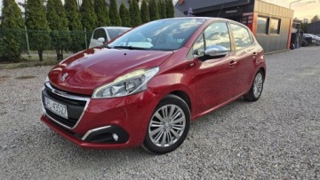 Peugeot 208 I Hatchback 5d Facelifting 1.2 PureTech 82KM 2017 Peugeot 208 1.2 82KM Kamera SERWIS Allure