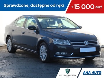 Volkswagen Passat B7 Limousine 2.0 TDI CR DPF BlueMotion 140KM 2014 VW Passat 2.0 TDI, Salon Polska, DSG, Navi, Xenon