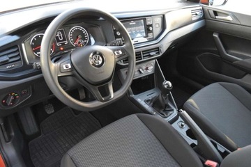 Volkswagen Polo V Hatchback 3d Facelifting 1.0 75KM 2017 Volkswagen Polo SalonPL 75KM MPI Trendline Pakiety Czujniki x2 Klimatyzajc, zdjęcie 8