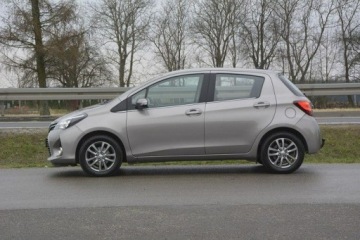 Toyota Yaris III Hatchback 5d Facelifting 1.33 Dual VVT-i 99KM 2015 Toyota Yaris 1.33 Benzyna nawi hak kamera cofania, zdjęcie 4