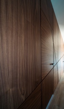 Fornirowane okładziny ścian, drzwi ukryte