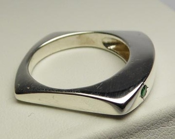 Srebrny kwadratowy pierścionek naturalny szmaragd R.13.