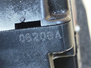 KOLEOS I ZÁMEK DVEŘE LEVÝ PŘEDNÍ 3 PIN 08-
