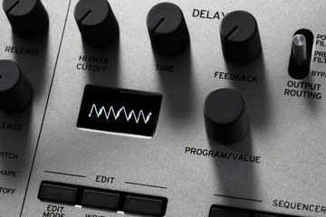 Полифонический аналоговый синтезатор KORG MINILOGUE