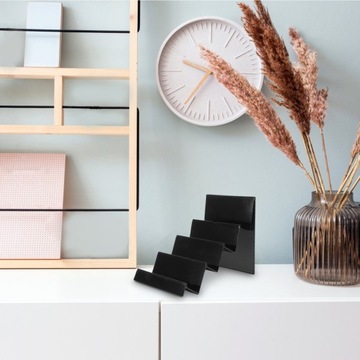 НА ПОЛКЕ ПОКАЗАНО МЕСТО ДЛЯ КОШЕЛЬКА