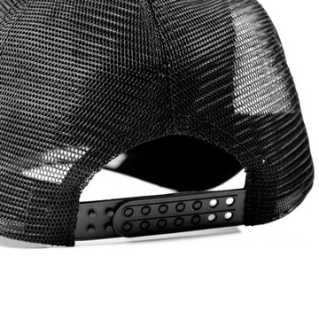 Регулируемая бейсболка с сеткой.