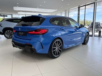 BMW Seria 1 F40 Hatchback M 2.0 M135i 306KM 2022 BMW Seria 1 M135i xDrive Pakiet M Performance Panorama Ambiente FV23, zdjęcie 33