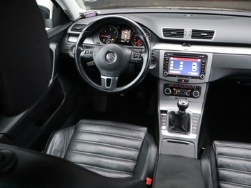 Volkswagen Passat B7 Variant 2.0 TDI CR DPF BlueMotion 140KM 2011 VW Passat 2.0 TDI, Salon Polska, Navi, Klima, zdjęcie 6