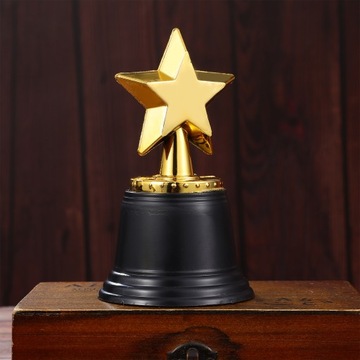 ЗНАМЕНИТОСТИ ИГРУШЕЧНЫЕ ЗОЛОТЫЕ КУБКИ МИНИ-ТРОФЕИ