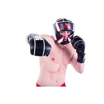 Черные кожаные боксерские перчатки для соревнований.