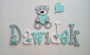 Буквы на стене плюс большой плюшевый мишка с воздушным шариком диаметром 25 см.