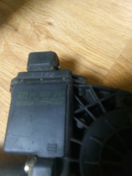 MOTOREK OKNO LEVÝ PŘEDNÍ OMEGA B 90520247