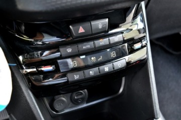 Peugeot 2008 I SUV Facelifting 1.2 PureTech 110KM 2016 Peugeot 2008 1,2 Benzyna 110Km Ledy Navi, zdjęcie 21
