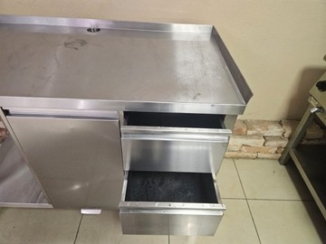 Стол из нержавеющей стали с ЯЩИКАМИ и местом для КОРЗИНЫ.