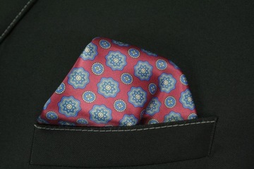 Красно-синий нагрудный платок с геометрическим узором
