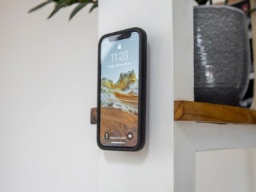 Самоклеящийся настенный держатель для телефона Quad Lock