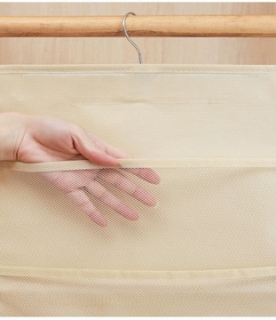 Органайзер для бюстгальтеров и нижнего белья, висящий в шкафу.