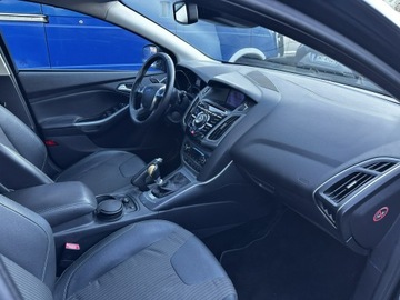 Ford Focus III Hatchback 5d 1.0 EcoBoost 125KM 2012 Ford Focus Bogate wyposażenie 2012, zdjęcie 3