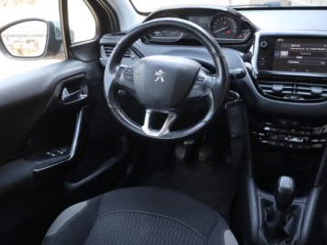 Peugeot 208 I Hatchback 5d Facelifting 1.2 PureTech 82KM 2015 Peugeot 208 1.2 PureTech, Salon Polska, zdjęcie 6