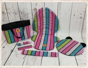 Комплект коляски с подушкой и защитой.