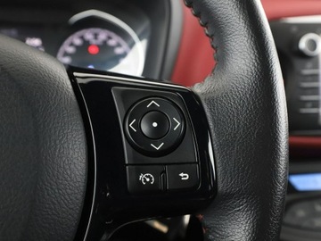 Toyota Yaris III Hatchback 5d Facelifting 2017 1.5 Dual VVT-iE 111KM 2018 Toyota Yaris klima-auto kamera Bluetooth tempomat, zdjęcie 29