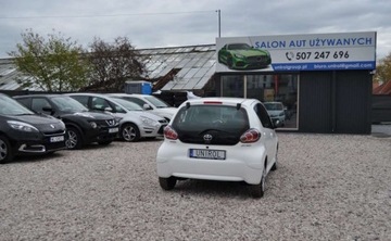 Toyota Aygo I Hatchback 5d Facelifting 1.0 VVT-i 68KM 2013 Toyota Aygo Klimatyzacja Nawigacja TOM TOM Elektryczne Szyby Benzyna 68KM, zdjęcie 6