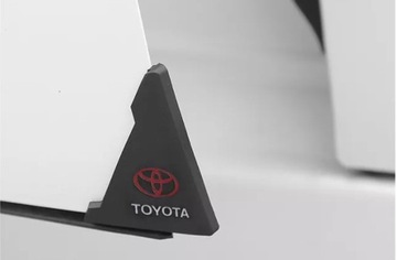 Резиновые накладки защищают углы дверей TOYOTA.
