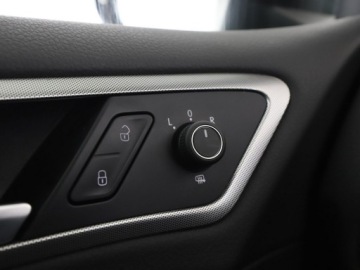 Volkswagen Golf VII Hatchback 3d Facelifting 1.0 TSI 85KM 2019 Volkswagen Golf klimatyzacja czujniki parkowania, zdjęcie 28