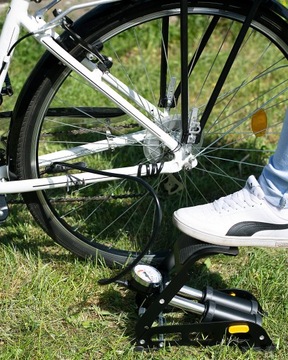 АВТОМОБИЛЬНЫЙ НОЖНОЙ НАСОС, ДВУХПОРШНЕВЫЙ, ПРОЧНЫЙ, С МАНОМЕТРОМ ДЛЯ ВЕЛОСИПЕДОВ