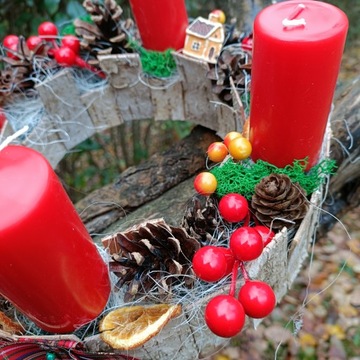 РОЖДЕСТВЕНСКОЕ ПЛАТЬЕ ДЛЯ РОЖДЕСТВЕНСКОГО СТОЛА, РОЖДЕСТВЕНСКИЙ ВЕНОК, ЧЕТЫРЕ СВЕЧИ