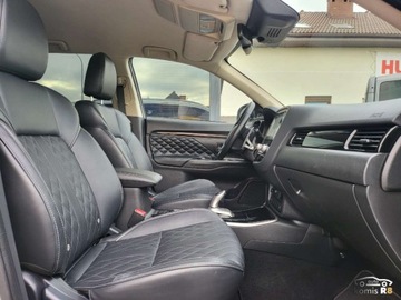 Mitsubishi Outlander III 2019 Mitsubishi Outlander PHEV 224KM 2019r 14TysKm 13.8kWh 4WD Plug-in Stan ide, zdjęcie 13