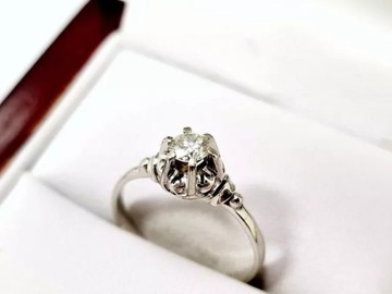 ЗОЛОТОЕ КОЛЬЦО С БРИЛЛИАНТОМ 750 ПРОБЫ 1,92 Г R10 0,24 КАРАТА