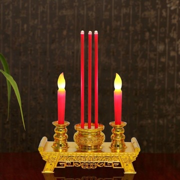 В алтаре стоит электрическая свеча.