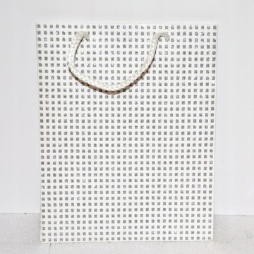 Подарочный пакет с белой сребрна-бракадой 18x23x10 см 3 дизайн