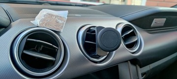 Магнитный держатель телефона для Ford Mustang 6-го поколения.