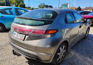 Honda Civic VIII Hatchback 3d 2.2 i-CTDi 140KM 2007 Honda Civic 2007r, 2.2 CDTI. Delikatnie przetarty prawy bok. Jezdzi. 2.2, zdjęcie 3