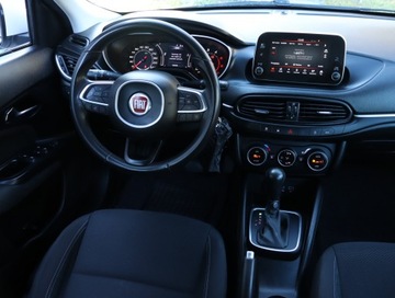 Fiat Tipo II Hatchback 1.6 MultiJet 120KM 2017 Fiat Tipo 1.6 MultiJet, Automat, Navi, Klima, zdjęcie 6