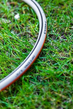 NEO Strong садовый шланг 50 м 1/2 дюйма + стальная катушка + разбрызгиватель + набор соединителей