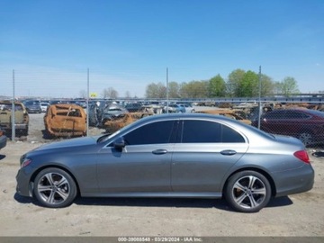 Mercedes Klasa E W213 2019 Mercedes-Benz Klasa E 2019 Mercedes-Benz E-Class E 300 RWD Sedan 2.0 241KM, zdjęcie 13