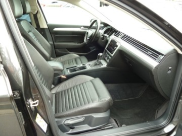 Volkswagen Passat B8 Variant 2.0 TDI BlueMotion SCR 150KM 2018 Volkswagen Passat NAWIGACJA PLHIGHLINE DSG-7PANORAMAASYSTENT PARKOWANIASKO, zdjęcie 16
