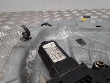 82450 ZVEDÁK OKNO PRAVÝCH PŘEDNÍCH DVEŘE 2.0 CRDI HYUNDAI ELANTRA (XD)